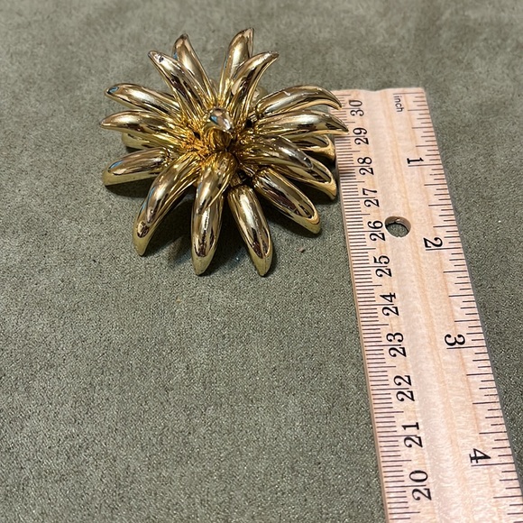 ✨ 3/$15 ✨ Large Gold Flower Statement Earrings - Picture 3 of 3